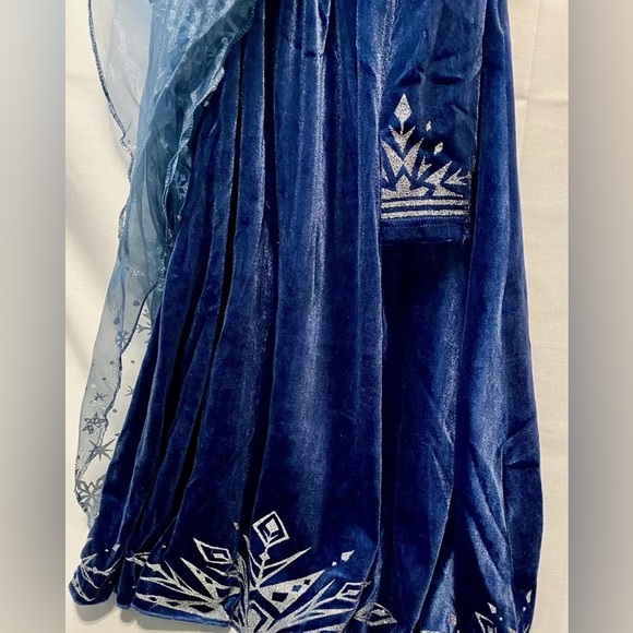 Elsa Frozen 8
(130)costume.Blue velvet gown w/fur collar&sheer cape & a crown. - Picture 8 of 13